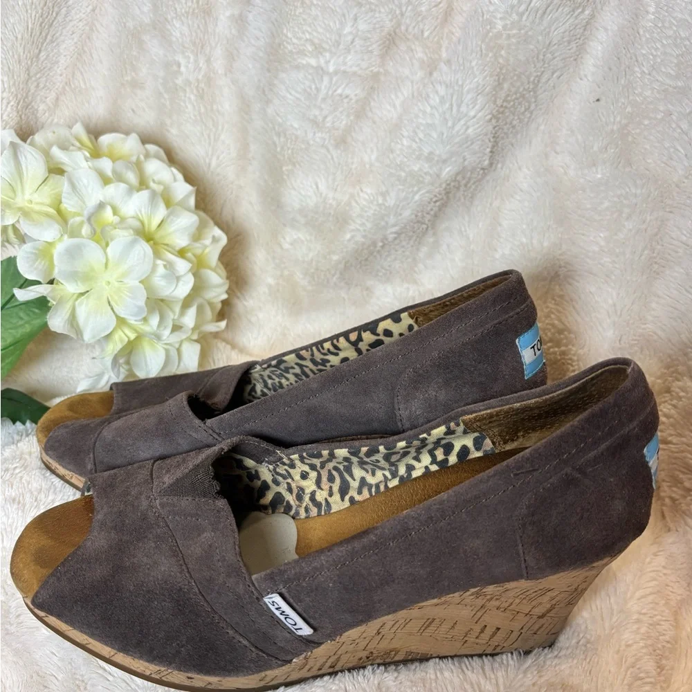 TOMS Women's Taupe Suede Wedges size 9